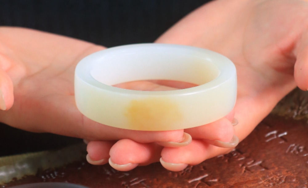 作品：芳年华月 玉镯